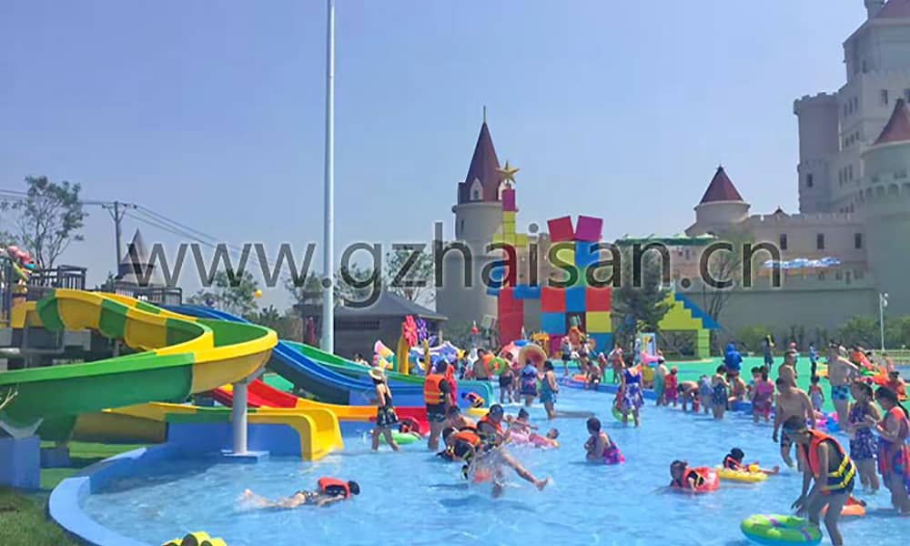合家欢乐的儿童嬉水天地