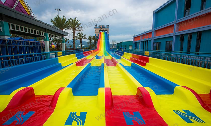 浙江宁波大目湾阿拉的海水上乐园竞赛滑道