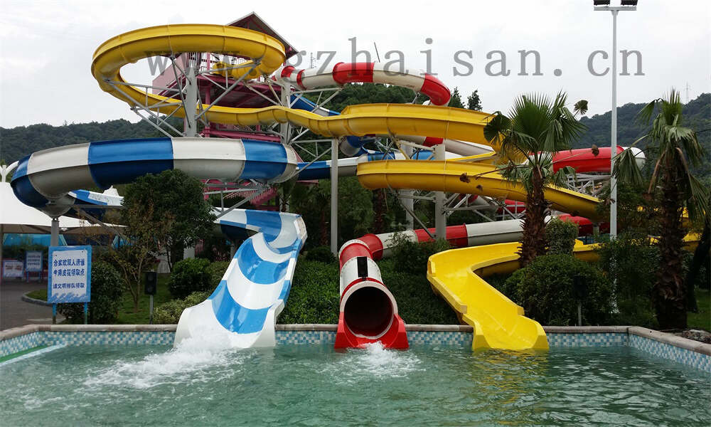 水上乐园设施欢乐无限，畅享清凉一夏